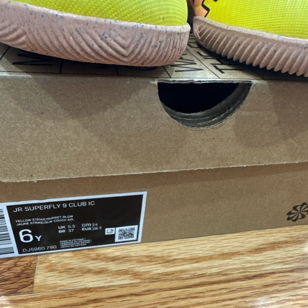 Nike Jr Superfly 9 Club IC Kids Soccer Shoes in Bright Yellow - Picture 2 of 6